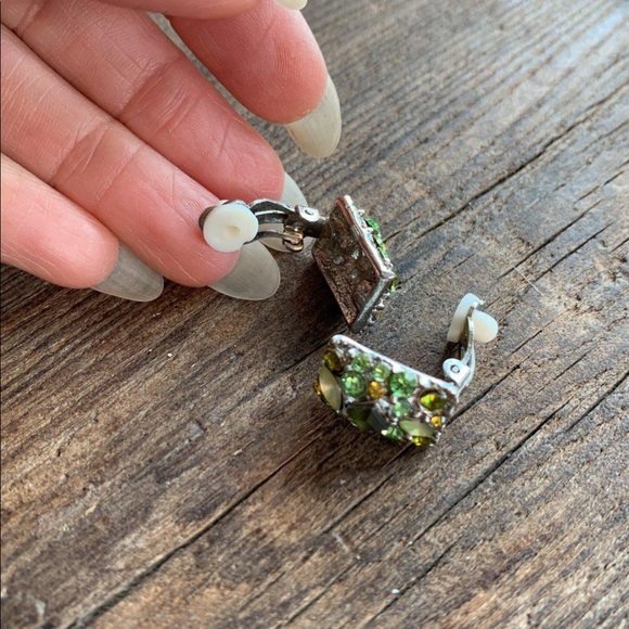 BNWOT Vintage Green Gem Encrusted Clip-on Earrings - Picture 4 of 4
